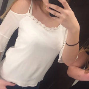 Vit blus - Superfin vit blus som tyvärr är för liten för mig, sparsamt använd och superfin spetsdetalj längst upp. Axelbanden går att ställa in själv också!