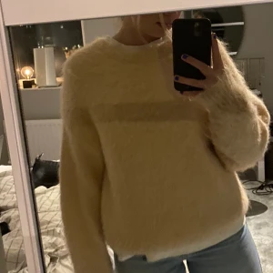 Stickad tröja - En stickad tröja från Wera! Endast använd en gång! Köparen står för frakt! Storlek M men passar allt från XS-M! Ljus orange färg!