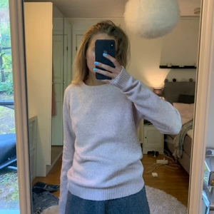 Ljusrosa stickad tröja - En skön och snygg ljusrosa stickad tröja. Frakt ingår inte i priset