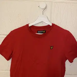 Säljer denna röda lyle and scott t-shirt pga använder den aldrig. Den är i ett bra skick