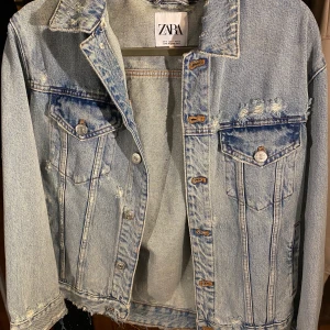 Oversized Jeansjacka - säljer nu min jeansjacka från Zara, den är lite oversized och i väldigt bra skick, storlek S