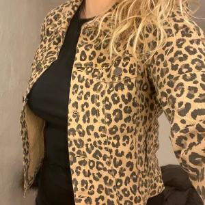 Leo jeansjacka från Vero Moda, storlek M - En jättesnygg jeansjacka i Leomönster😍 Jag har aldrig använt den då jag tycker den sitter lite för tight för mig, prislappen sitter kvar. 