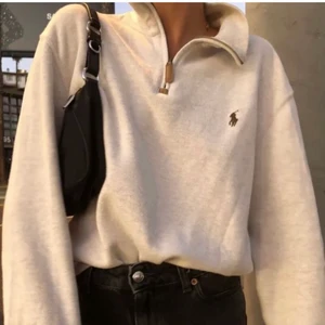 Ralph Lauren pullover i M - Säljer denna populära pullover tröjan från Ralph Lauren i grå. Jättefint skick! HÖGSTA BUD 650 ⚡️ 