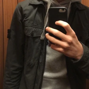 Stone island jacka - Skitsnygg stone island jacka, använd men inga defekter. har kvitto kvar och ny pris är 2799kr. Buda i kommentarerna.