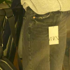 Säljer helt oanvända jeans från zara, skriv vid intresse för bilder. Köparen står för frakten👖👖köpta för 449kr(prutning går)
