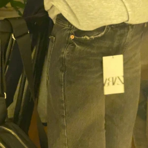 Zara jeans - Säljer helt oanvända jeans från zara, skriv vid intresse för bilder. Köparen står för frakten👖👖köpta för 449kr(prutning går)