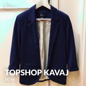 Marinblå Kavaj i trikå  - Mjuk kavaj i trikå. Personen på bilden är strl XS-S