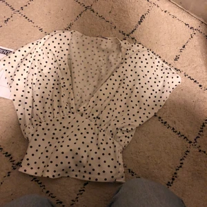 Sommar/ festtopp - Jättesöt, sommar/fest topp från zara. Tröjan är i bra skick. 