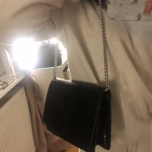 Axelväska  - En svart ormskinn axelväska (inte äkta skinn) som kommer ifrån Don Donna