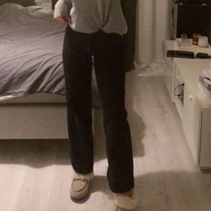 Jeans - Säljer mina populära utsvängda jeans från monki. 