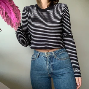 Magtröja weekday  - Superfin magtröja från weekday. Mjuk och jättefin till jeans och sneakers. Storlek xs. Skickar/möts i malmö 