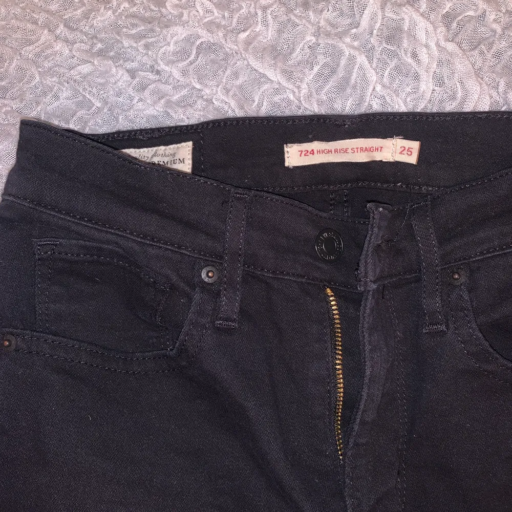 Säljer dessa svarta Levi’s jeans med egengjord slits nertill🌟 Storleken är 25, motsvarar 32,34.Frakt på 63kr tillkommer. Skriv till mig för mer info eller bilder.. Jeans & Byxor.