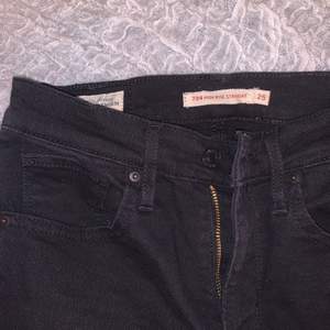 Säljer dessa svarta Levi’s jeans med egengjord slits nertill🌟 Storleken är 25, motsvarar 32,34.Frakt på 63kr tillkommer. Skriv till mig för mer info eller bilder.
