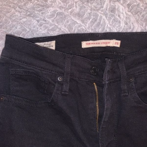 Levi’s Jeans - Säljer dessa svarta Levi’s jeans med egengjord slits nertill🌟 Storleken är 25, motsvarar 32,34.Frakt på 63kr tillkommer. Skriv till mig för mer info eller bilder.