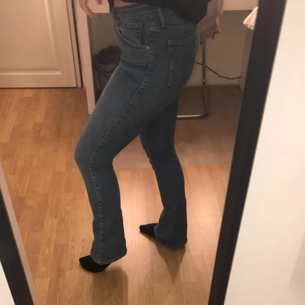 Säljer mina lågmidjade blåa bootcut jeans från BikBok då dom inte kommer till användning längre. Det är storlek M och mitt pris är 100 + frakt på 50kr. Jeans & Byxor.