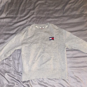 Tommy Jeans Sweatshirt S - Köptes på NK i Stockholm för 7 månader sedan och säljer den för att jag aldrig använt plagget och den är för liten. Ny skick och passar true to size.                  Köpes för: 999kr 