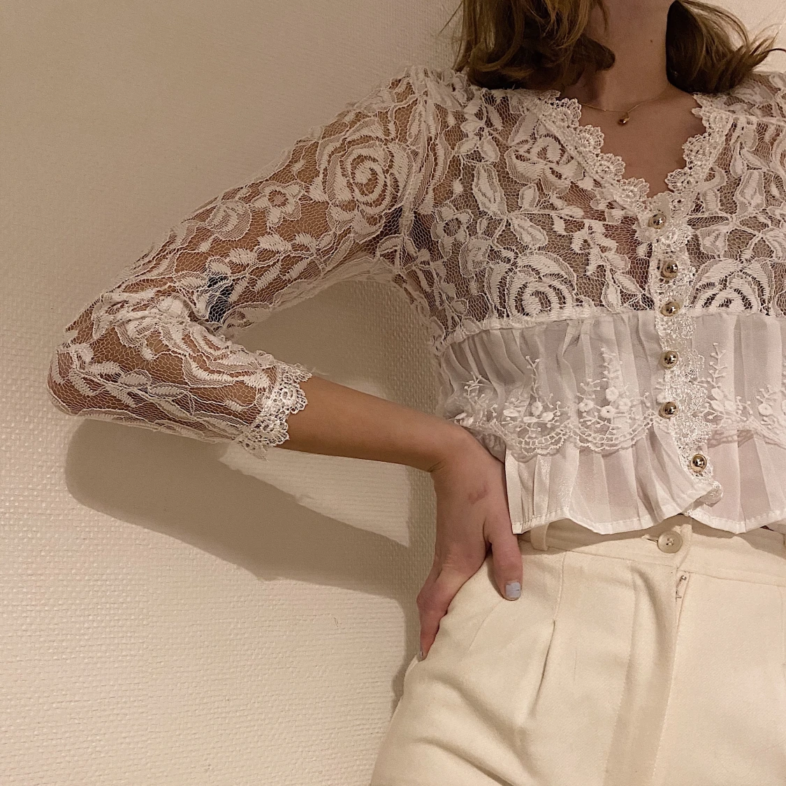 Croppad vit kofta i spets