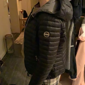 Colmarjacka - En superfin colmarjacka av den tunna modellen i nyskick, knappt använd. Säljer då den inte har kommit så mycket till användning. Storlek 42, motsvarar S. Ord. pris ca 3000 kr, mottar bud