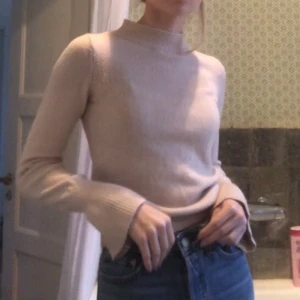 Stickad tröja  - Jättefin tröja med utsvängda ärmar. Ganska använd och tvättad så den är nopprig, men fortfarande i fint skick. Passar en Xs! 