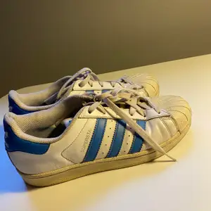 Blåa superstat adidas i storlek 40. Tvättar innan jag skickar