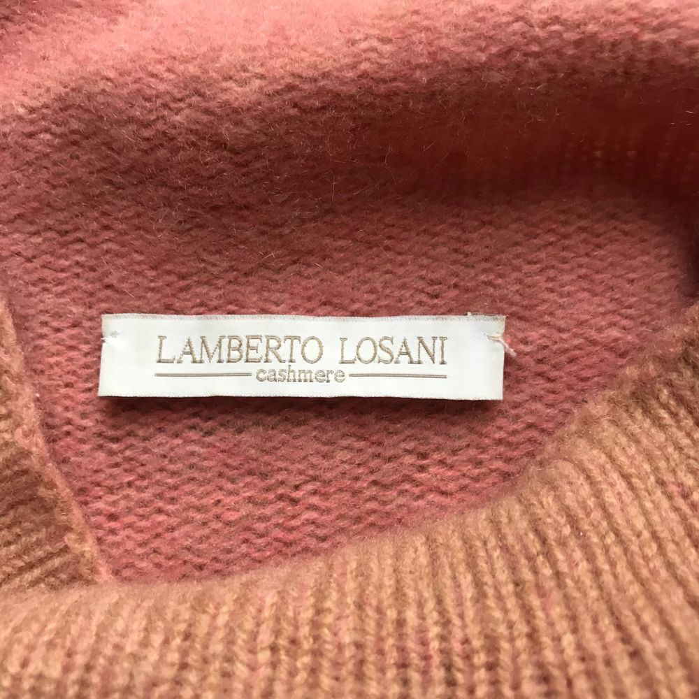 Orange-rosa kashmir tröja från Lamberto Losani. Vädligt bra skick och mjuk och skön. Nypris ca 1000kr. Köparen står för frakt.. Tröjor & Koftor.