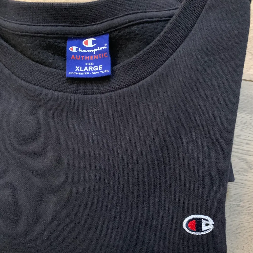 En svart sweatshirt i strl XL från Champion. Helt oanvänd. Frakt ingår i priset! . Hoodies.