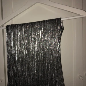 Silvriga plisserade byxor  - Silverfärgade plisserade byxor från Nelly, använda en gång. Går också att vänta ut och in för svarta plisserade byxor, men snyggast som silvriga. 