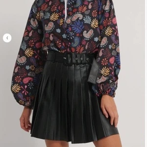 Skinnkjol - Säljer min super snygga skinnkjol från nakd, den är endast testar och lapparna är fortfarande kvar på den, nypris låg på 499💕 storlek 38💕 kom gärna med egna bud💕💕