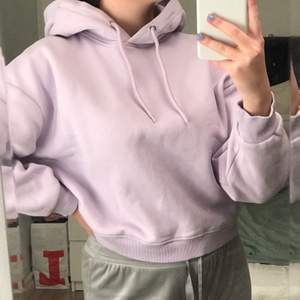 Pastell-lila hoodie med luva från lager 157, köpt i somras men har knappt använts så den är så gott som ny. Väldigt skönt material, skriv till mig privat för fler bilder 💘 *sista bilden ej min*