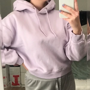 Lila hoodie  - Pastell-lila hoodie med luva från lager 157, köpt i somras men har knappt använts så den är så gott som ny. Väldigt skönt material, skriv till mig privat för fler bilder 💘 *sista bilden ej min*