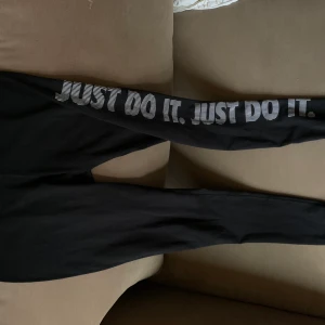 Nike träningstights  - Ett par svarta Nike träningstights, använda ca 2  gånger hemma.