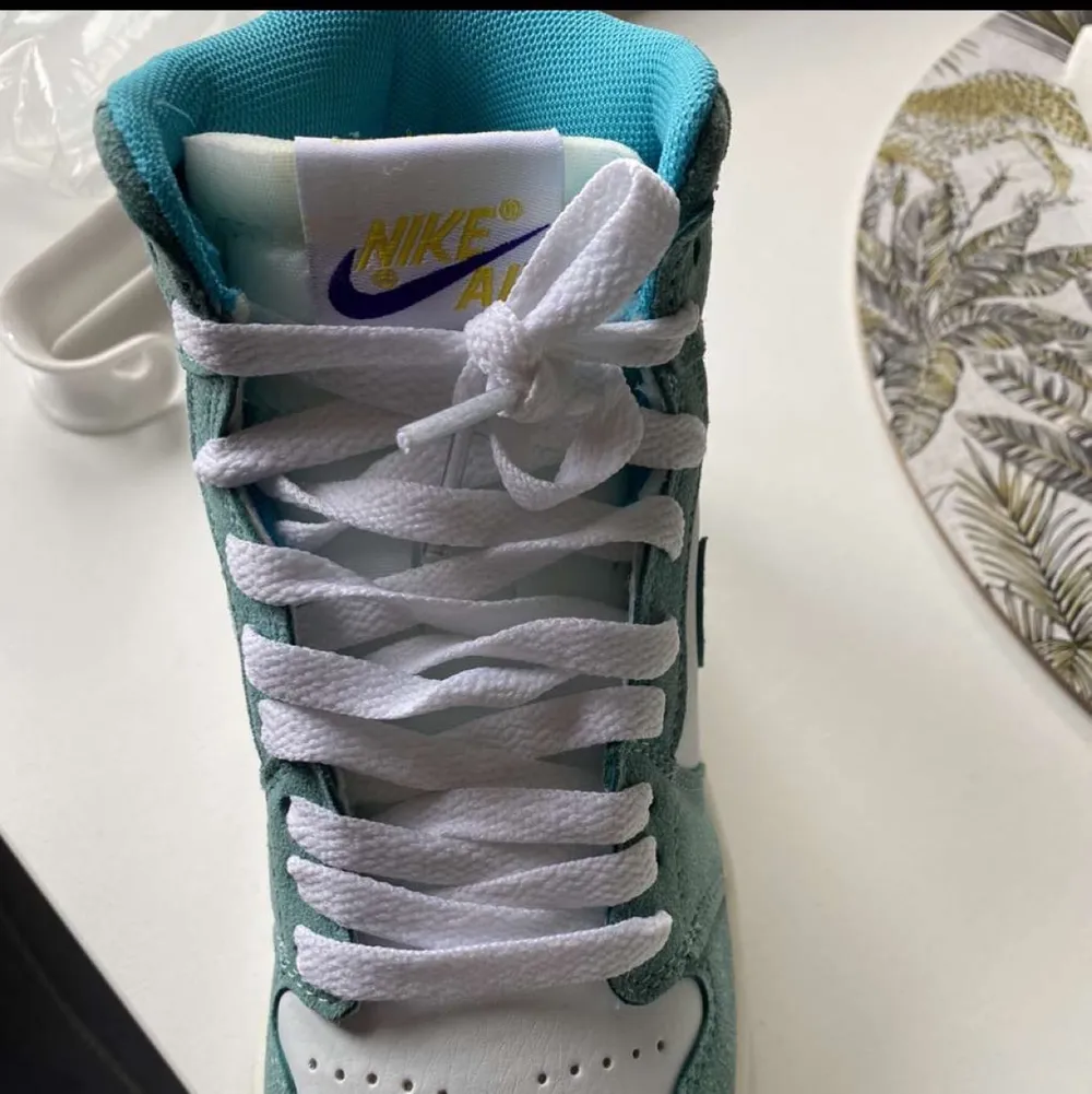 Säljer mina air jordans turbo green höga då jag ej använder dom. Kan ej garantera att dom är äkta!! Dom är använda 2 gånger. Storlek 36 men passar 37/38! Du står för frakten som är 95kr spårbar!! (Lägger ut på fler ställen för mer chans att få dom sålda!!) bud på 1600kr. Skor.