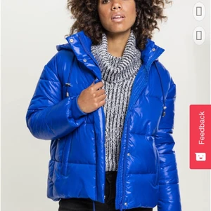 Blå pufferjacka - Blå jacka från topstreetwear, köpt på Plick! Bra skick och varm, buda gärna, budet är på 500kr avslutar idag kl 16:00