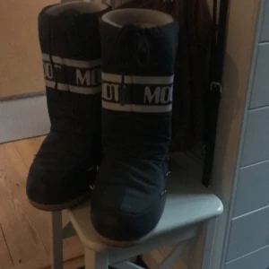 Skor - Ett par skitsnygga svarta moonboots o storlek xs-m, använd fåtal gånger förra året. Säljer pga att dom aldrig kommer till användning!💘 nypris:1499kr mitt pris:600 men priset kan diskuteras vid snabb affär!