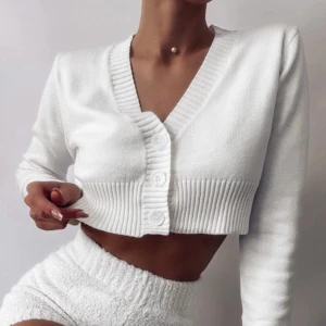 kofta  - super fin kofta i skönt material! endast använd en gång. skriv för bild på den :) är i onezise men sitter bäst på s. fraktar spårbart för 63kr