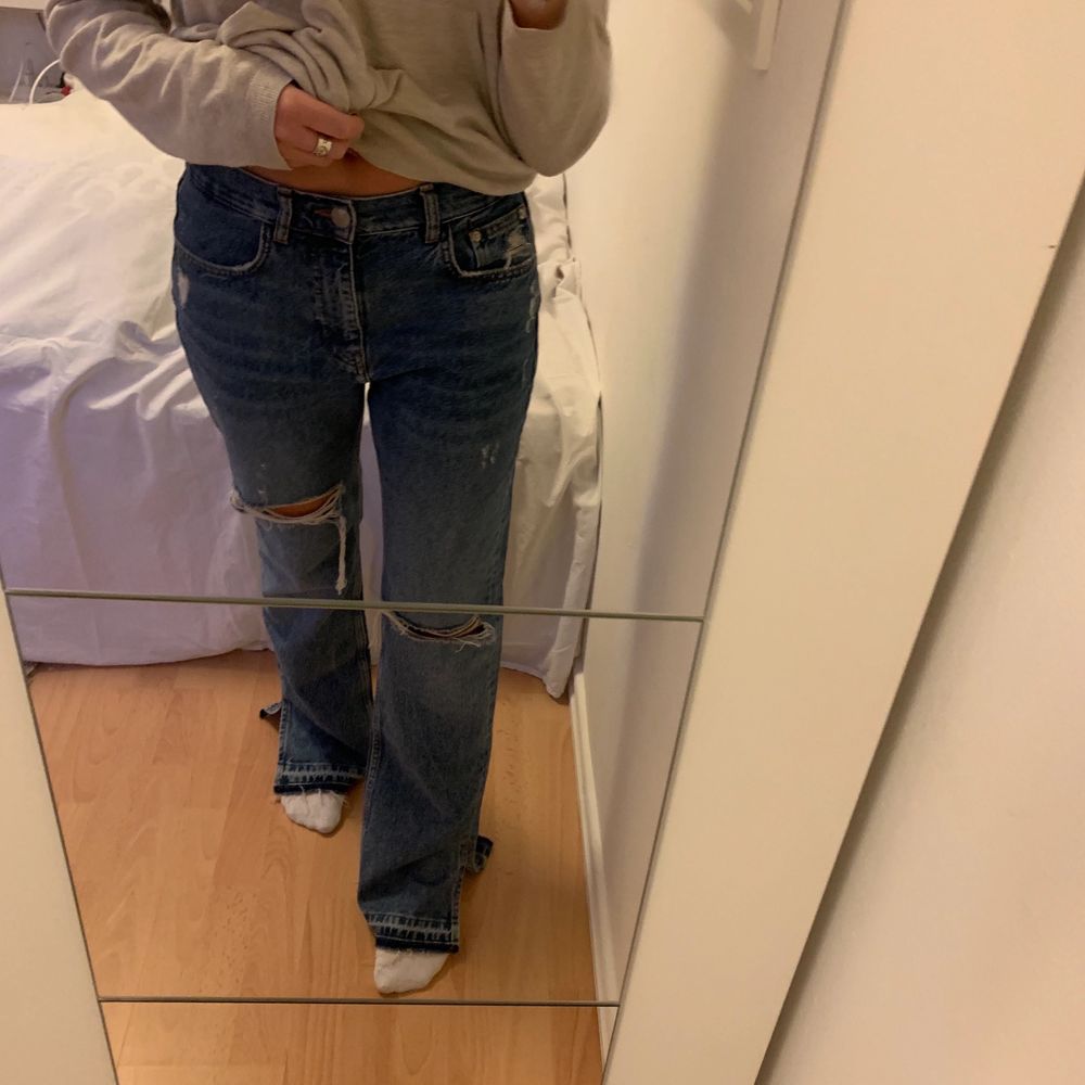 Säljer mina assnygga jeans pga får inte användning för dom, har bara använt dom en gång så jättebra skick dom är slutsålda i nästan alla storlekar! De är storlek 38 och är långa ner till marken på mig som är 170cm, passar mindre storlekar också beroende på hur pösigt du vill ha dom, frakt tillkommer! Har startat budgivning, skriv privat om du vill lägga bud. budet ligger på 270kr+frakt. Jeans & Byxor.