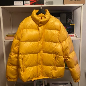 Moncler Venice - Storlek 6 (XXL). 7.5/10 skick pga spår av användning. Dock inga hål, vara små fläckar.