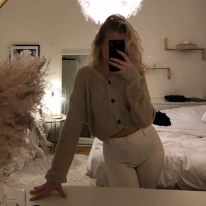 Söt kofta  - Beige kofta med bruna knappar i st S