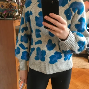 H&M Stickad tröja  - Härliga färger och mycket skön H&M tröja. Strl XS. Material; 55% acrylic, 33%, polyamid, 5% wool. OBS ej stickig :) 