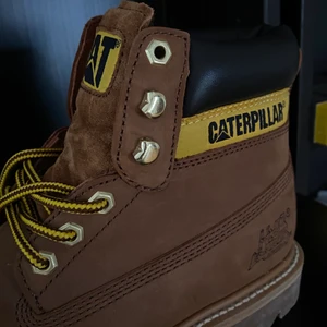 Caterpillar skor - Asfeta kängor från caterpillar, riktigt snygga och aldrig använda *endast testade*. Inköpta för ca 1400kr, säljes för 500kr🤼‍♂️ skriv för fler bilder!