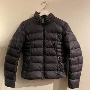 Svart rock and blir jacka strl 40 - En svart rock and blue jacka med bra kvalité och ger värme nu till vintern❄️. Mindre i storlek så skulle säga att den är en strl 36 än strl 40! Ordinarie pris  2500kr men säljes nu för 500kr + frakt!