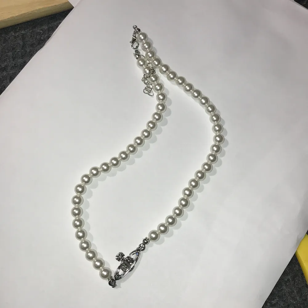 (Kopia) Säljer ett oanvänt halsband som jag råka få två av 😅 Buda gärna 🤍 Ledande bud : 240kr / köp direkt för 400 inkl frakt . Accessoarer.