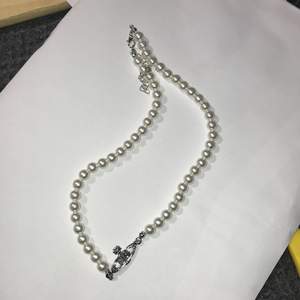 (Kopia) Säljer ett oanvänt halsband som jag råka få två av 😅 Buda gärna 🤍 Ledande bud : 240kr / köp direkt för 400 inkl frakt 