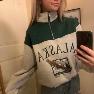 Sweatshirt strl s/m - Säljer denna sjukt mjuka sweatshirt! Så cool med snyggt tryck! Strl s/m