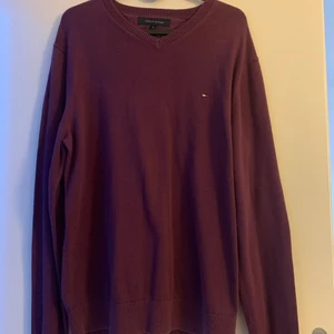 Tommy hilfiger stl M  - oanvänt Tommy hilfiger tröja i storlek M herr. Säljer den för 120kr 