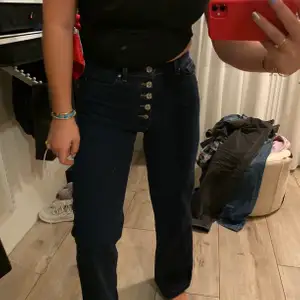 Säljer mina riktigt snygga jeans från forever 21 köpta i Mexiko men som tyvärr aldrig används, storlek 27 och längdmässigt sitter de perfekt på mig som är 172. Färgen syns lite tydligare på sista bilden, kom gärna med egna bud💕💕