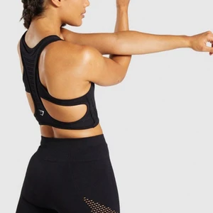 SPORT-BH GYMSHARK - Helt ny med tags kvar. Endast testad. Storlek: SMALL. Från Gymshark,äkta, kollektion ”flawless knit”. Slutsåld på hemsidan. Hög support. Kan användas som crop top också. Fler bilder kan ordnas ifall det önskas. Kan skickas mot fraktkostnad. 