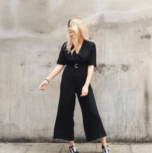 Weekday jimi jumpsuit - Oanvänd byxdress från Weekday. Svart i storlek 36🥰