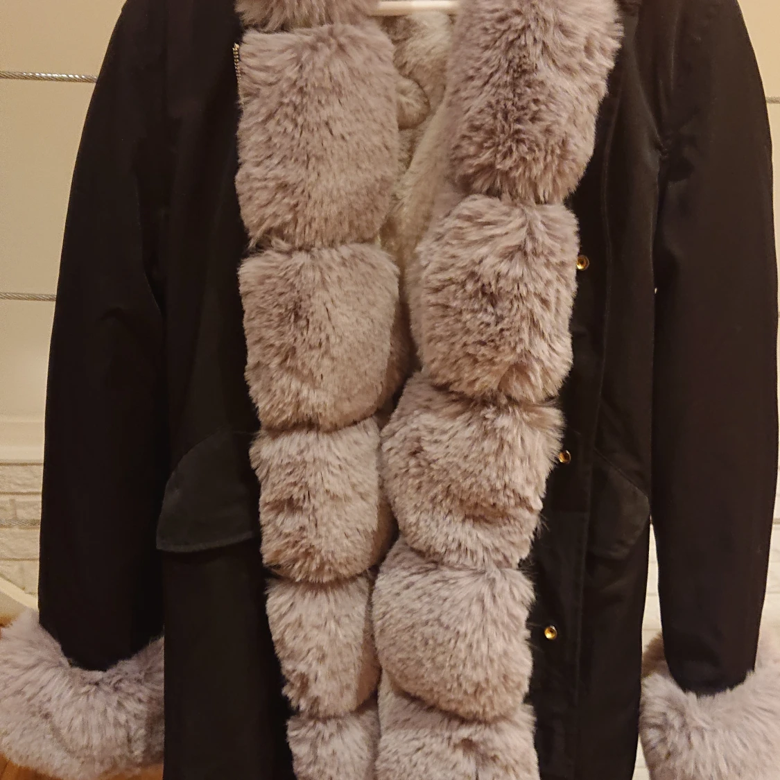 Svart Parkas med grå fuskpäls från garoff - 90