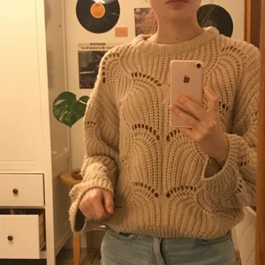 Unik stickad tröja  - Skitfin o unik såå skön o mysig beige tröja från Gina. Storlek S. Man kan ha en tröja under om man vill, men behövs inte då hålen täcker allt. Fraktar eller möts upp i centrala Stockholm. Priset är diskuterbart. 